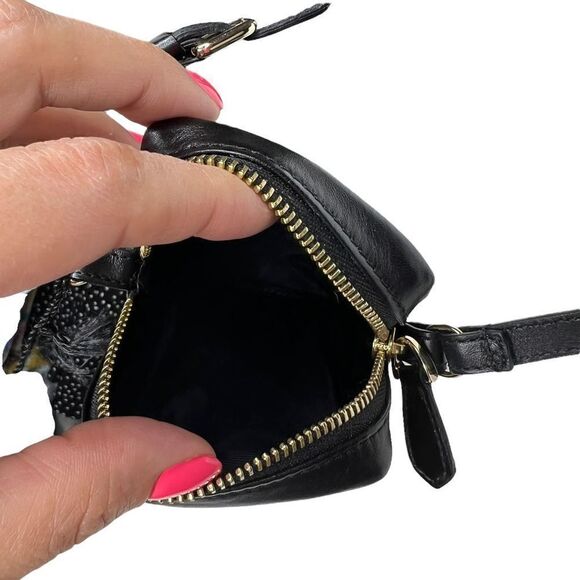 NWT Valentino Garavani lace mini bag. Valentino logo outside. Zipper on top. 3x4 - Picture 7 of 10